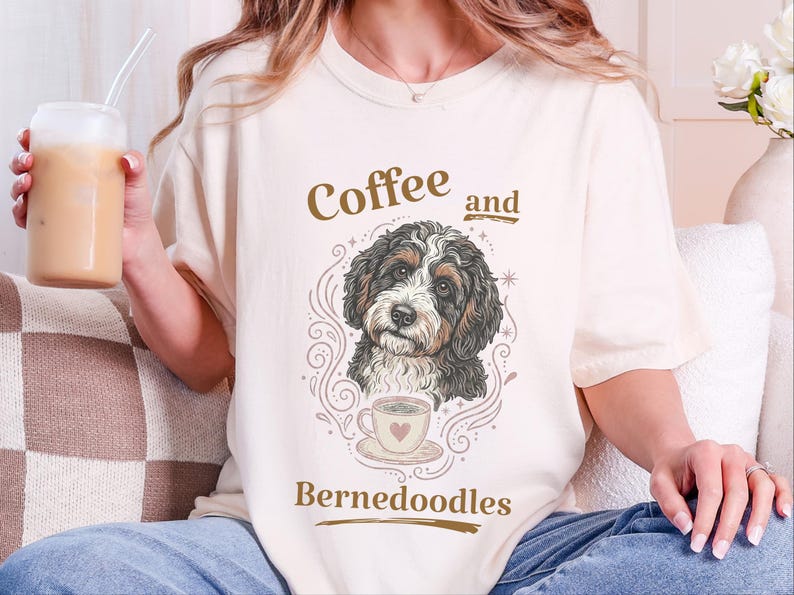 Camiseta Comfort Colors Bernedoodle, Camiseta de café y Bernedoodles, Estampado vintage de mascotas, Regalo para amantes de los perros, Arte cottagecore oscuro, Amante del té imagen 7