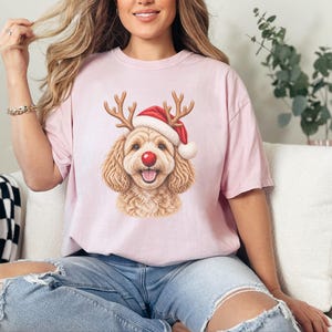 Camiseta de Natal com Maltipoo, Presente para Cachorro com Gorro de Papai Noel, Moletom de Natal para Pet, Camiseta com Filhote de Rena, Roupa de Natal para Amantes de Cães imagem 5