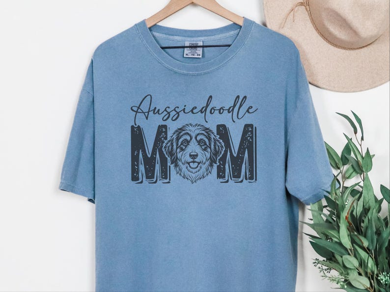 Comfort Colors Aussiedoodle Moeder Cadeau Shirt, Gepersonaliseerd Huisdier T-shirt met Hondenlijnkunst, T-shirt voor Aussie Doodle Liefhebbers, Hondenmama Crewneck Huisdiereigenaar Cadeau afbeelding 1