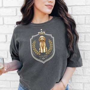 Geschenkidee für Cockapoo-Mamas in Komfortfarben, T-Shirt mit königlichem Wappen, Vintage-Retro-Shirt für Hundeliebhaber, personalisiertes königliches Haustierporträt für Besitzer, Geschenk für Hundebesitzer Bild 7