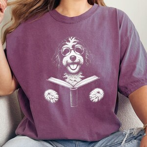 Camiseta para perros lectores, regalo para mamás de Bernedoodle, camiseta para Bernedoodles lectores, amante de los perros lectores, regalo para dueños de Doodles, camiseta de biblioteca imagen 3
