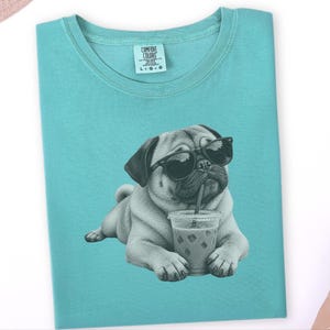 Mops älskare skjorta, rolig hund som dricker iskaffe tee, mops pappa gåva, mops mamma tröja bild 10