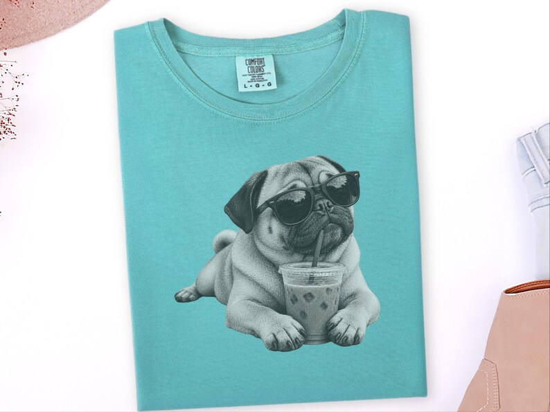Mops älskare skjorta, rolig hund som dricker iskaffe tee, mops pappa gåva, mops mamma tröja bild 10