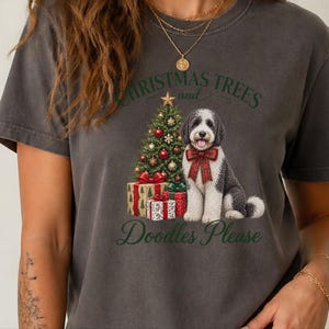 Weihnachtsshirt mit Sheepadoodle-Motiv, Weihnachtsbäume und Kritzeleien bitte! Geschenk für Sheepadoodle-Hundemama, Weihnachts-T-Shirt für Tierliebhaber Bild 9