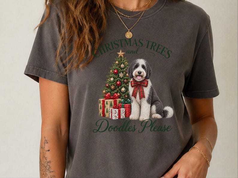 Weihnachtsshirt mit Sheepadoodle-Motiv, Weihnachtsbäume und Kritzeleien bitte! Geschenk für Sheepadoodle-Hundemama, Weihnachts-T-Shirt für Tierliebhaber Bild 9