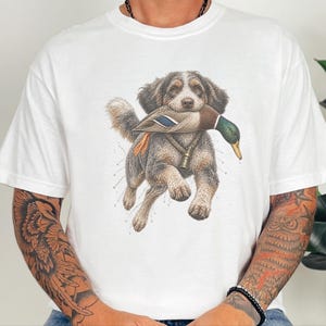 Aussiedoodle T-shirt voor de eendenjacht, cadeau voor watervogeljagers, retro natuur T-shirt, T-shirt voor eendenjagers afbeelding 9