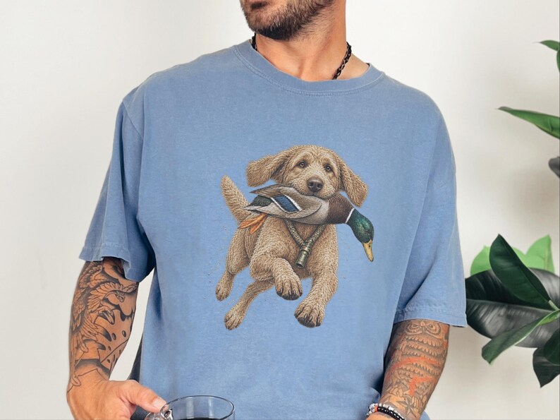 Camiseta Goldendoodle, Presente para Caçador de Patos, Camiseta para Caçador de Aves Aquáticas, Arte de Cão de Caça, Presente para Dono de Retriever, Camiseta Vintage de Vida Selvagem imagem 8