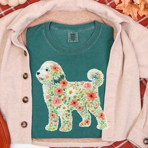Wydruk artystyczny z owczarkiem w kolorach Comfort Colors, koszulka z kwiatowym motywem owczarka, prezent dla miłośnika psów z motywem botanicznym, spersonalizowany portret zwierzaka, koszulka dla mamy z rysunkiem zdjęcie 8