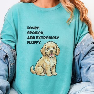 T-shirt Comfort Colors pour maman de Cockapoo, T-shirt « Aimée, gâtée et extrêmement douce », T-shirt pour propriétaire de Goldendoodle, Vêtements pour amoureux des chiens Cavapoo image 3