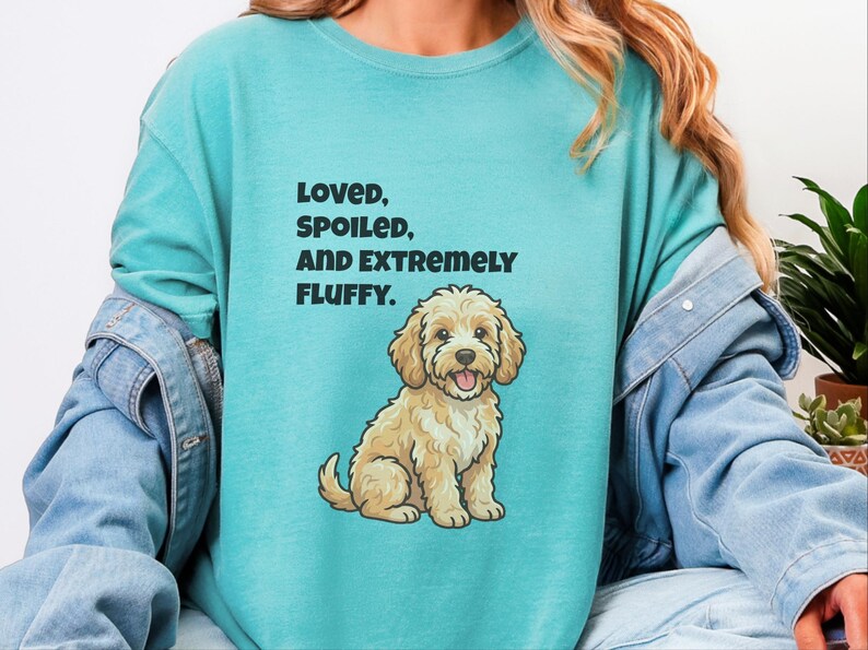 T-shirt Comfort Colors pour maman de Cockapoo, T-shirt « Aimée, gâtée et extrêmement douce », T-shirt pour propriétaire de Goldendoodle, Vêtements pour amoureux des chiens Cavapoo image 3