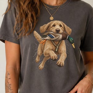 Camiseta Goldendoodle, Presente para Caçador de Patos, Camiseta para Caçador de Aves Aquáticas, Arte de Cão de Caça, Presente para Dono de Retriever, Camiseta Vintage de Vida Selvagem imagem 5