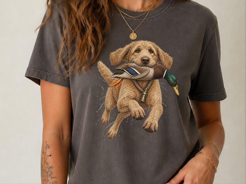 Camiseta Goldendoodle, Presente para Caçador de Patos, Camiseta para Caçador de Aves Aquáticas, Arte de Cão de Caça, Presente para Dono de Retriever, Camiseta Vintage de Vida Selvagem imagem 5