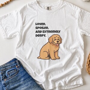 Maglietta divertente con Goldendoodle di Comfort Colors, maglietta "Amato, viziato ed estremamente buffo", maglietta per la mamma di un Golden Retriever, maglietta per la mamma di un Golden Doodle immagine 7