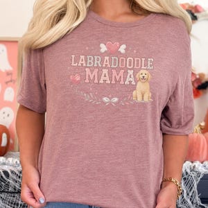 Regalo per la mamma di un Labradoodle, Maglietta per la mamma di un Labradoodle, Maglietta per il proprietario di un Golden Doodle, Maglietta per la mamma di un cane, Regalo per gli amanti dei Doodle, Regali per i genitori di cani immagine 2
