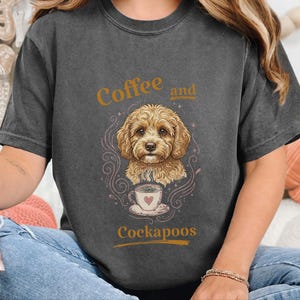 Camiseta Comfort Colors con estampado Cockapoo estilo vintage, ideal para amantes de los perros, con temática de café y Cockapoos. Regalos originales con retratos de mascotas. imagen 8