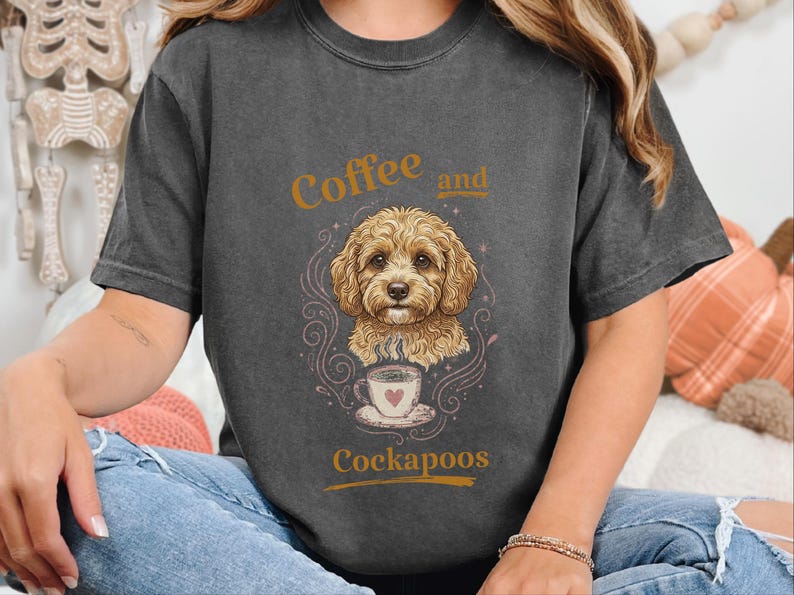 Camiseta Comfort Colors con estampado Cockapoo estilo vintage, ideal para amantes de los perros, con temática de café y Cockapoos. Regalos originales con retratos de mascotas. imagen 8