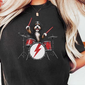 Bernedoodle-Shirt, Geschenk für Schlagzeuger, Rockband-T-Shirt, Geschenk für Musikliebhaber, Geschenk für Bernedoodle-Mama, Schlagzeuger-Shirt Bild 3