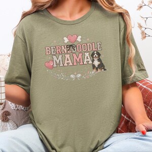 Bernedoodle-T-Shirt, Bernedoodle-Mama-Herz-Hundeknochen-Wappen, Hundesilhouette-Print, süßes Bernedoodle-Besitzer-Top, trendige Hundemama, Top für Hundeliebhaber Bild 2