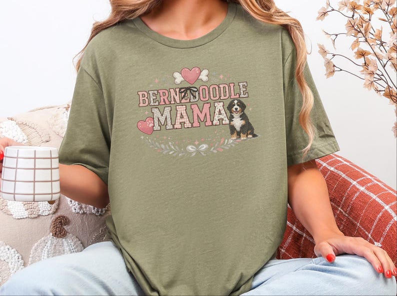 Bernedoodle-T-Shirt, Bernedoodle-Mama-Herz-Hundeknochen-Wappen, Hundesilhouette-Print, süßes Bernedoodle-Besitzer-Top, trendige Hundemama, Top für Hundeliebhaber Bild 2