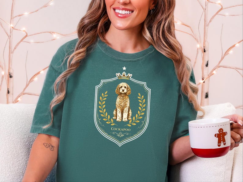 Geschenkidee für Cockapoo-Mamas in Komfortfarben, T-Shirt mit königlichem Wappen, Vintage-Retro-Shirt für Hundeliebhaber, personalisiertes königliches Haustierporträt für Besitzer, Geschenk für Hundebesitzer Bild 6