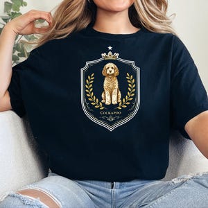Geschenkidee für Cockapoo-Mamas in Komfortfarben, T-Shirt mit königlichem Wappen, Vintage-Retro-Shirt für Hundeliebhaber, personalisiertes königliches Haustierporträt für Besitzer, Geschenk für Hundebesitzer Bild 3