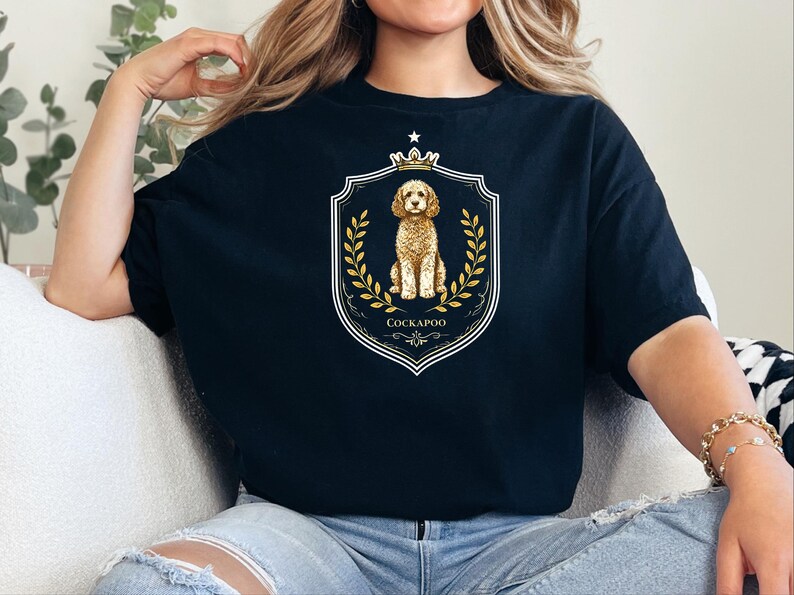 Geschenkidee für Cockapoo-Mamas in Komfortfarben, T-Shirt mit königlichem Wappen, Vintage-Retro-Shirt für Hundeliebhaber, personalisiertes königliches Haustierporträt für Besitzer, Geschenk für Hundebesitzer Bild 3