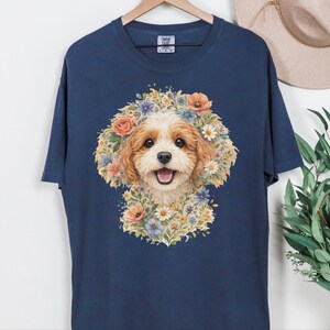 Camiseta Comfort Colors com estampa floral para cachorro, estampa de rosto de Cavapoo | Retrato moderno de pet para mães de cachorro | Arte vintage de animais, presente para donos, camiseta com estampa de rosto de pet imagem 4