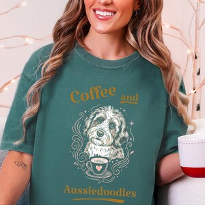 Comfort Colors T-Shirt mit lustigem Hundemotiv, Kaffee- und Aussiedoodle-Motiv, verspielte Tiermotive, Kleidung für Teeliebhaber, Cottagecore-Doodle-Porträt, skurrile Hunde Bild 9