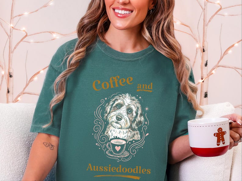 Comfort Colors T-Shirt mit lustigem Hundemotiv, Kaffee- und Aussiedoodle-Motiv, verspielte Tiermotive, Kleidung für Teeliebhaber, Cottagecore-Doodle-Porträt, skurrile Hunde Bild 9