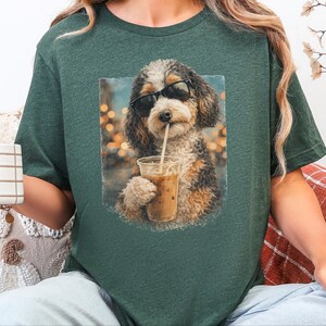 Aussiedoodle iskaffe-tröja, cool valp med solglasögon-tröja, kaffeälskare, husdjursägare-present, rolig doodle mamma pappa grafisk kläder, casual tröja bild 4