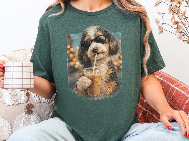 Aussiedoodle iskaffe-tröja, cool valp med solglasögon-tröja, kaffeälskare, husdjursägare-present, rolig doodle mamma pappa grafisk kläder, casual tröja bild 4