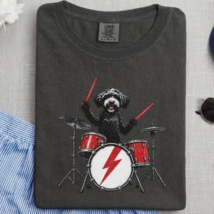 Maglietta nera da batterista Labradoodle, regalo per amanti della musica rock con cani, maglietta heavy metal con cuccioli, top da concerto retrò immagine 10
