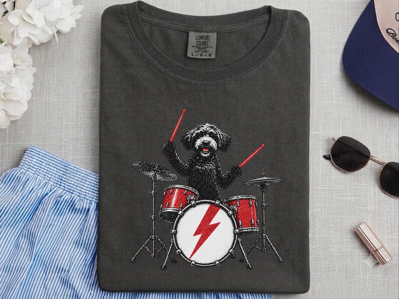 Maglietta nera da batterista Labradoodle, regalo per amanti della musica rock con cani, maglietta heavy metal con cuccioli, top da concerto retrò immagine 10