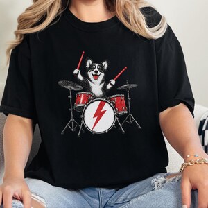 Maglietta per papà Corgi, idea regalo per batterista, maglietta rock con cane, maglietta per appassionati di musica, Corgi che suona la batteria, regalo divertente per amanti dei cani, maglietta con merchandising di una band immagine 8