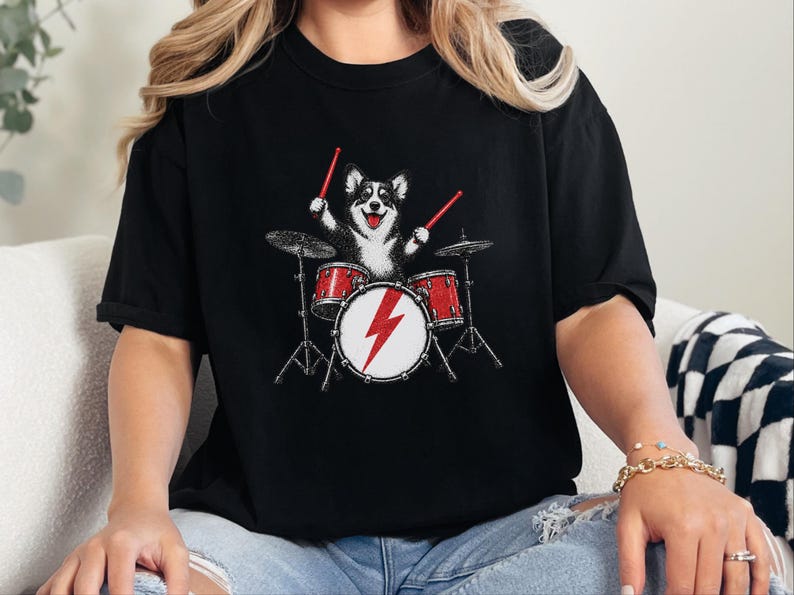 Maglietta per papà Corgi, idea regalo per batterista, maglietta rock con cane, maglietta per appassionati di musica, Corgi che suona la batteria, regalo divertente per amanti dei cani, maglietta con merchandising di una band immagine 8