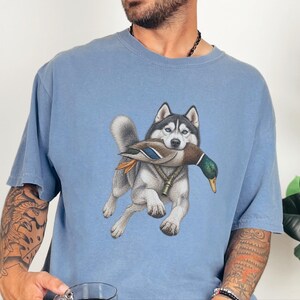 T-Shirt mit Siberian Husky-Motiv, Geschenk für Entenjäger, T-Shirt für Wasservogeljäger, Geschenk für Husky-Liebhaber, Entenjagd-Shirt, T-Shirt mit Wildtiermotiven, Geschenk für Naturliebhaber Bild 8