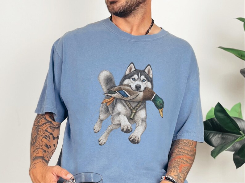 T-Shirt mit Siberian Husky-Motiv, Geschenk für Entenjäger, T-Shirt für Wasservogeljäger, Geschenk für Husky-Liebhaber, Entenjagd-Shirt, T-Shirt mit Wildtiermotiven, Geschenk für Naturliebhaber Bild 8