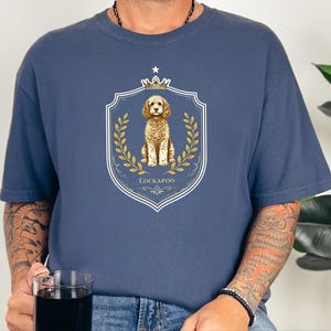 Geschenkidee für Cockapoo-Mamas in Komfortfarben, T-Shirt mit königlichem Wappen, Vintage-Retro-Shirt für Hundeliebhaber, personalisiertes königliches Haustierporträt für Besitzer, Geschenk für Hundebesitzer Bild 5