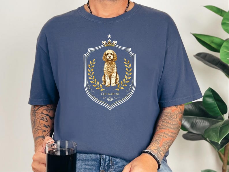 Geschenkidee für Cockapoo-Mamas in Komfortfarben, T-Shirt mit königlichem Wappen, Vintage-Retro-Shirt für Hundeliebhaber, personalisiertes königliches Haustierporträt für Besitzer, Geschenk für Hundebesitzer Bild 5