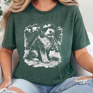 Grappig T-shirt met een Aussiedoodle die bier drinkt, perfect cadeau voor hondenbezitters. Een origineel T-shirt met een grappige dierenprint, ideaal als cadeau voor bierliefhebbers. afbeelding 5
