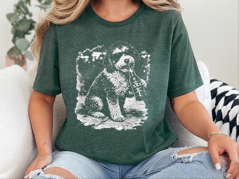 Grappig T-shirt met een Aussiedoodle die bier drinkt, perfect cadeau voor hondenbezitters. Een origineel T-shirt met een grappige dierenprint, ideaal als cadeau voor bierliefhebbers. afbeelding 5