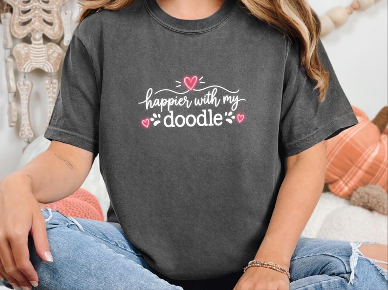 Koszulka dla mamy Doodle, szczęśliwsza z prezentem dla mojego Doodle, koszulka dla psa Doodle, koszulka dla mamy Goldendoodle, prezent dla miłośnika labradoodle, koszulka dla mamy Bernedoodle zdjęcie 1