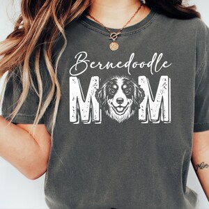 Comfort Colors T-shirt « Maman Bernedoodle hurlant à la lune », T-shirt chien rigolo, T-shirt années 90, Cadeaux amusants pour propriétaires de chiens, Hurlement à la lune, T-shirt chien rigolo image 3