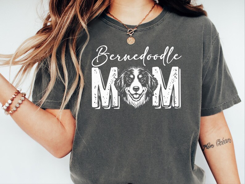 Comfort Colors T-shirt « Maman Bernedoodle hurlant à la lune », T-shirt chien rigolo, T-shirt années 90, Cadeaux amusants pour propriétaires de chiens, Hurlement à la lune, T-shirt chien rigolo image 3