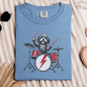 Cavapoo-shirt, cadeau voor Cavapoo-moeder, rockende drummer-shirt, hond die drumt, shirt voor muziekliefhebbers, rockband-shirt, grappig cadeau voor hondenbezitters afbeelding 9