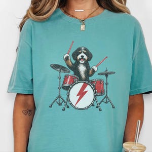 Bernedoodle-Shirt, Geschenk für Schlagzeuger, Rockband-T-Shirt, Geschenk für Musikliebhaber, Geschenk für Bernedoodle-Mama, Schlagzeuger-Shirt Bild 1