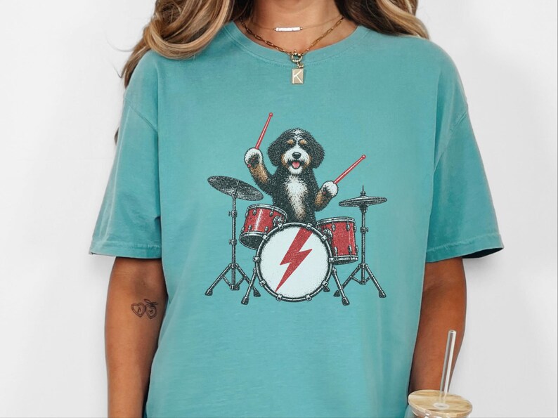 Bernedoodle-Shirt, Geschenk für Schlagzeuger, Rockband-T-Shirt, Geschenk für Musikliebhaber, Geschenk für Bernedoodle-Mama, Schlagzeuger-Shirt Bild 1