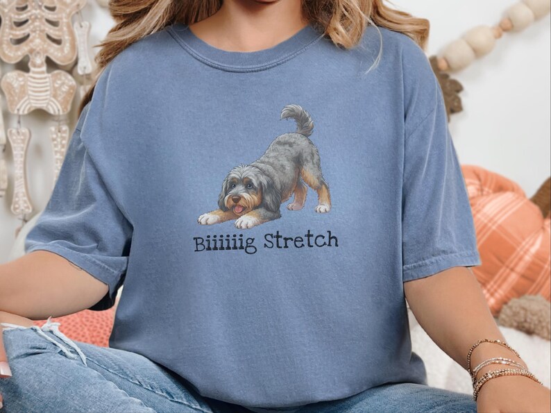 Camiseta elástica grande Comfort Colors Aussiedoodle Art, regalo divertido para amantes de los perros Doodle, camiseta para nuevos dueños de cachorros, para mamás y papás Goldendoodle, camiseta divertida para mascotas imagen 2