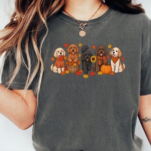 Herbstliches Hunde-Shirt, Geschenk für Cockapoo-Liebhaber, Herbstliches Hunde-Mama-Shirt, Gemütliches Herbst-T-Shirt Bild 2