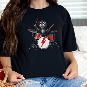 T-Shirt mit Schnoodle am Schlagzeug, Geschenk für Schlagzeuger, Musikliebhaber, Rockhund-Shirt, Geschenk für Hundebesitzer, T-Shirt für Perkussionisten Bild 6